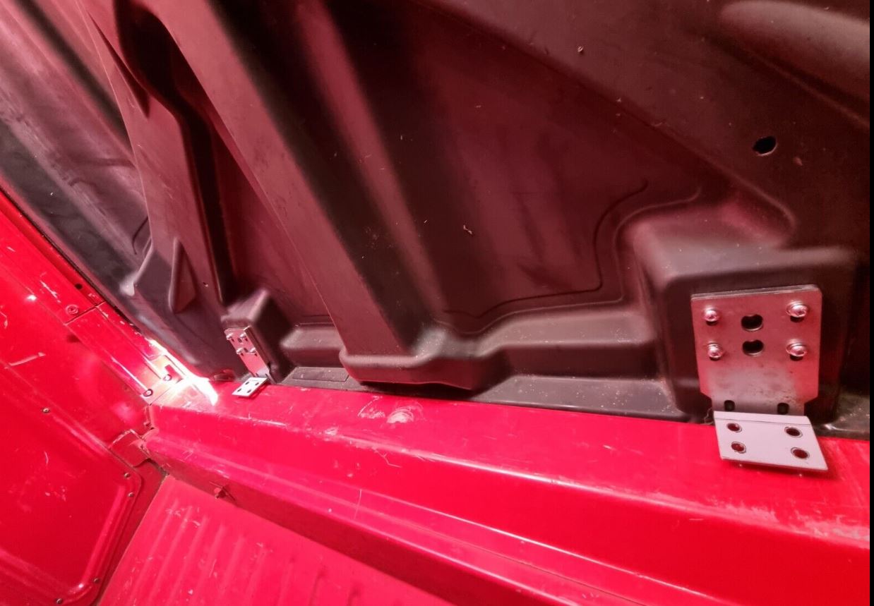 Mitsubishi ML MN Triton Fits EGR Ute Lid 25mm Male Hinge Fitment on Lid for EGR with Shiny Black Plastic Underneath