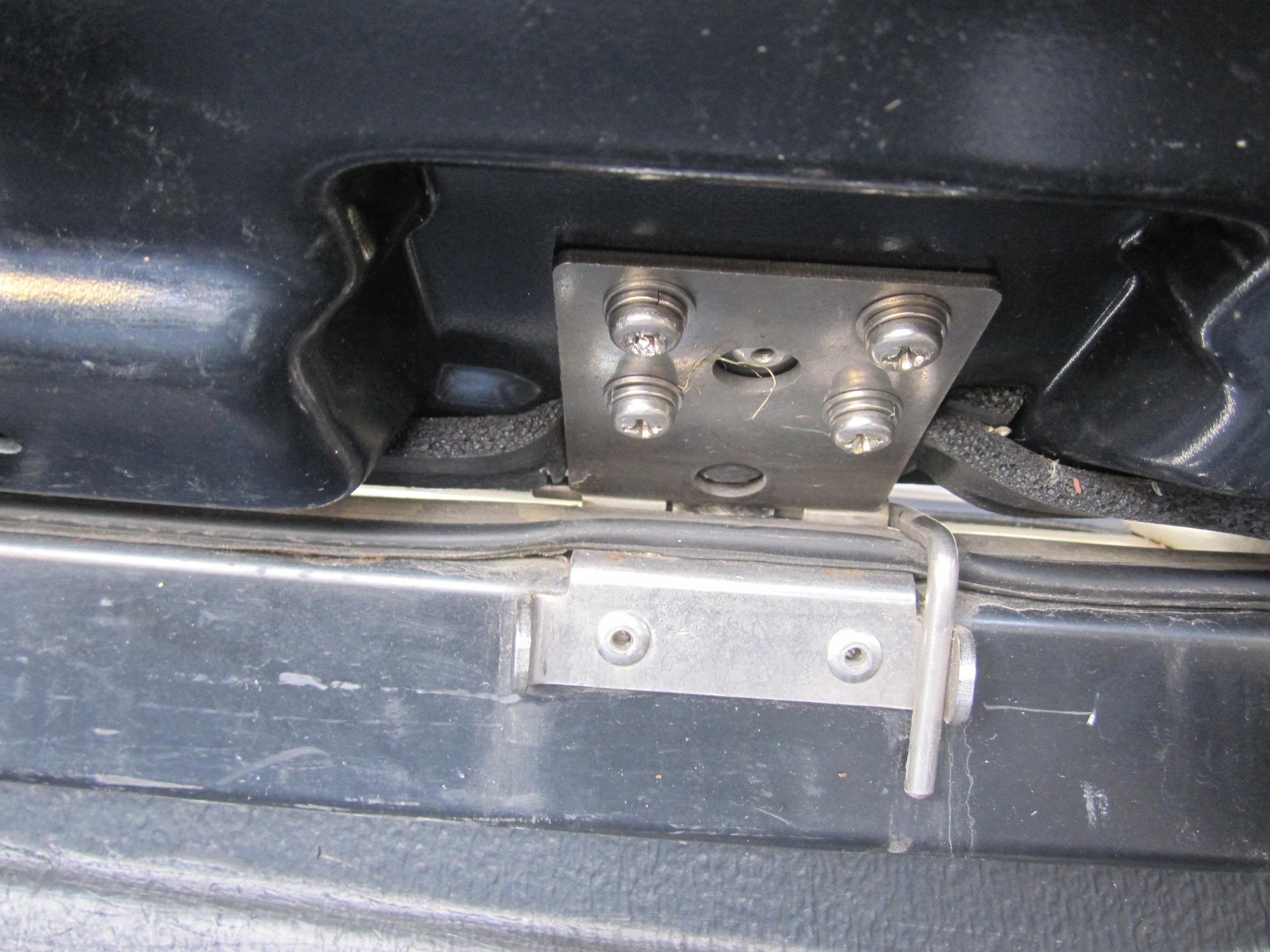 FG Ford Falcon 25mm Female Hinge & Pins Kit-C for EGR Ute Lid with Shiny Black Plastic Underneath