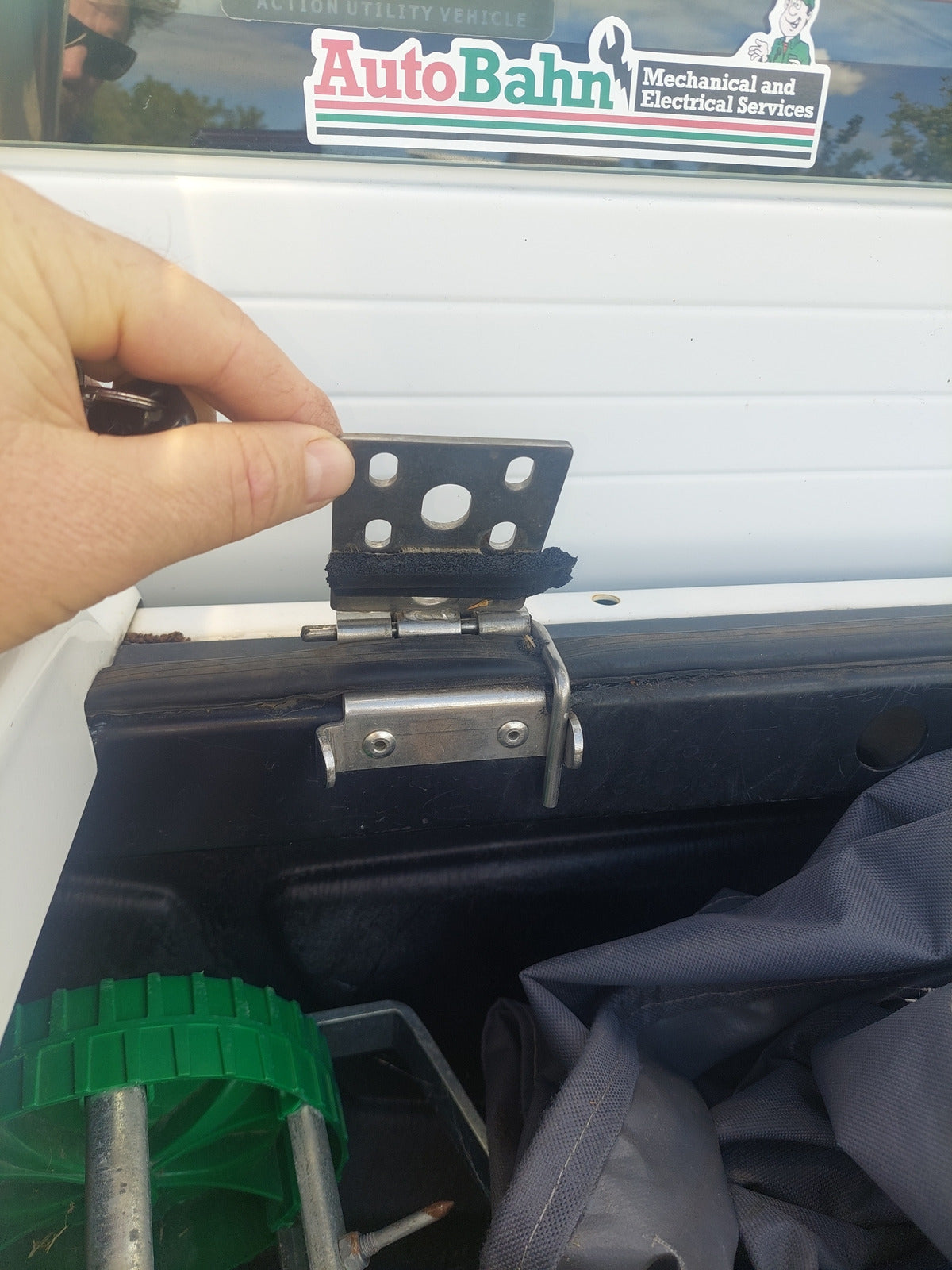 FG Ford Falcon 25mm Female Hinge & Pins & Seal Kit-D for EGR Ute Lid with Shiny Black Plastic Underneath