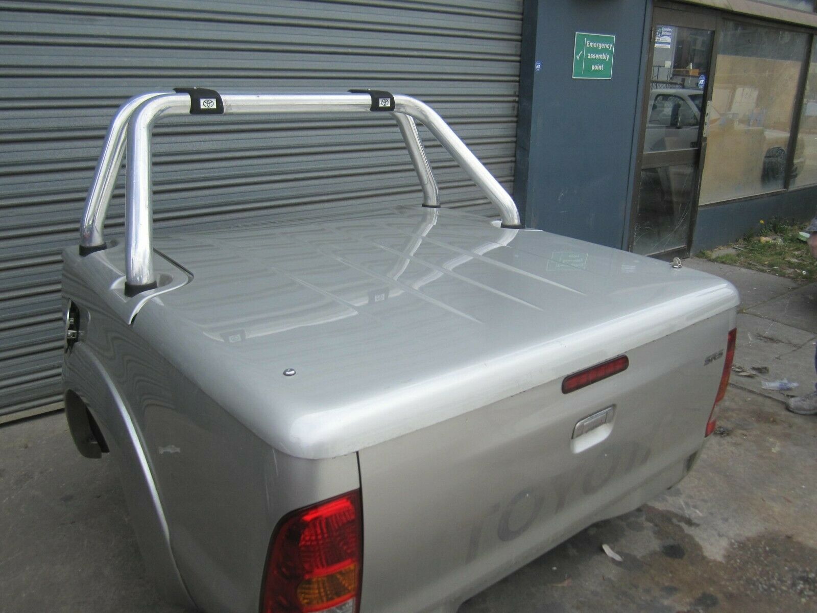 Toyota Hilux 2005-2015 Aftermarket Replacement Ute Lid Spare Parts for EGR Ute Lids with Shiny Black Plastic Underneath