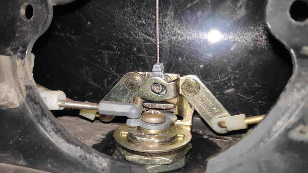 Pullrod & Angled Threaded Rod Adjustable connector to for EGR Central Locking Ute Lid Actuator Solenoid fits EGR Central Locking Ute Lids with Shiny Plastic Underneath