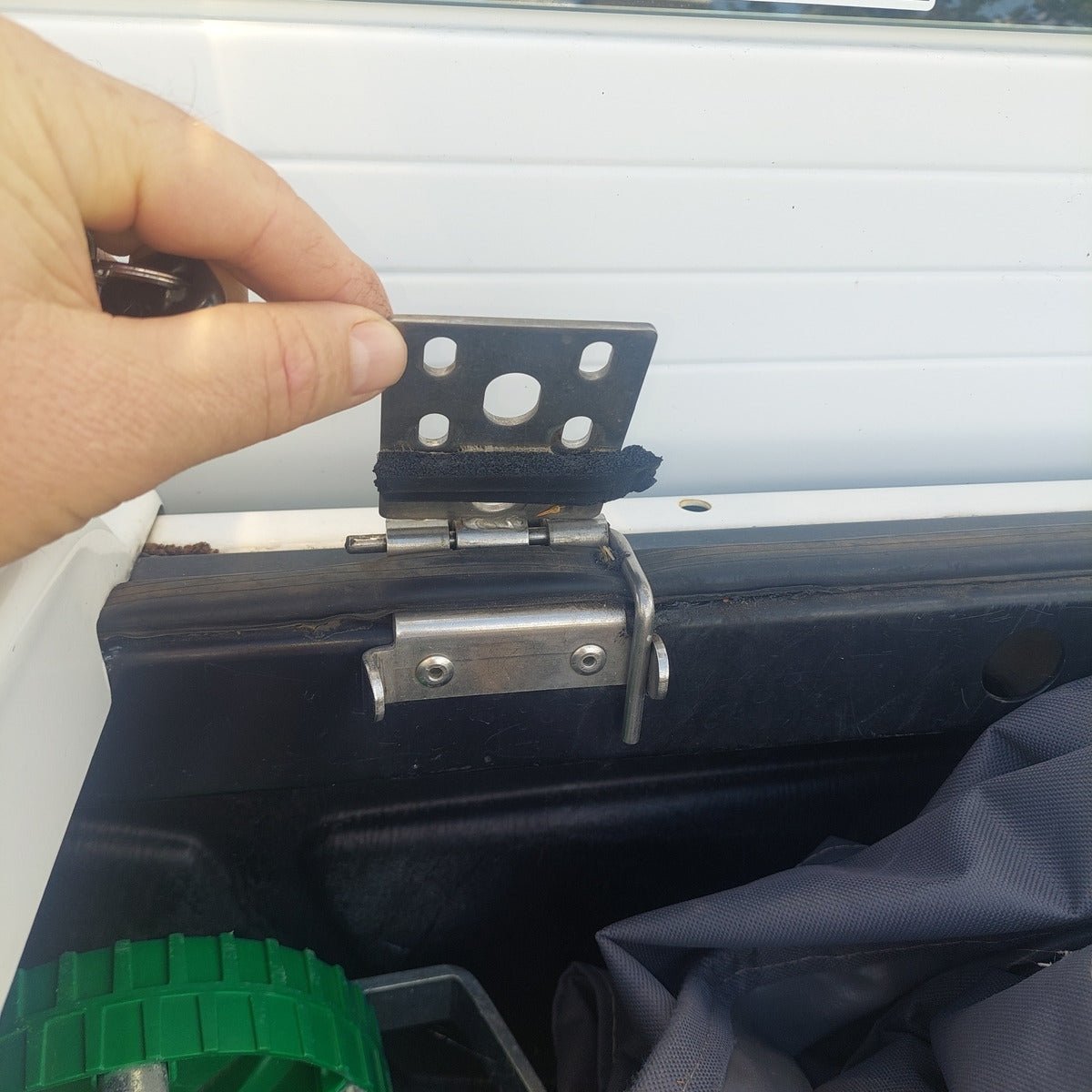 RA RC Colorado Rodeo 25mm Female Hinge & Pins Kit-C for EGR Ute Lid with Shiny Black Plastic Underneath